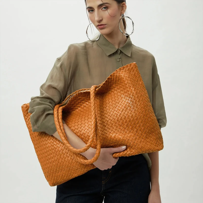 The Travel Elena Woven Handbag - Premium-Leder