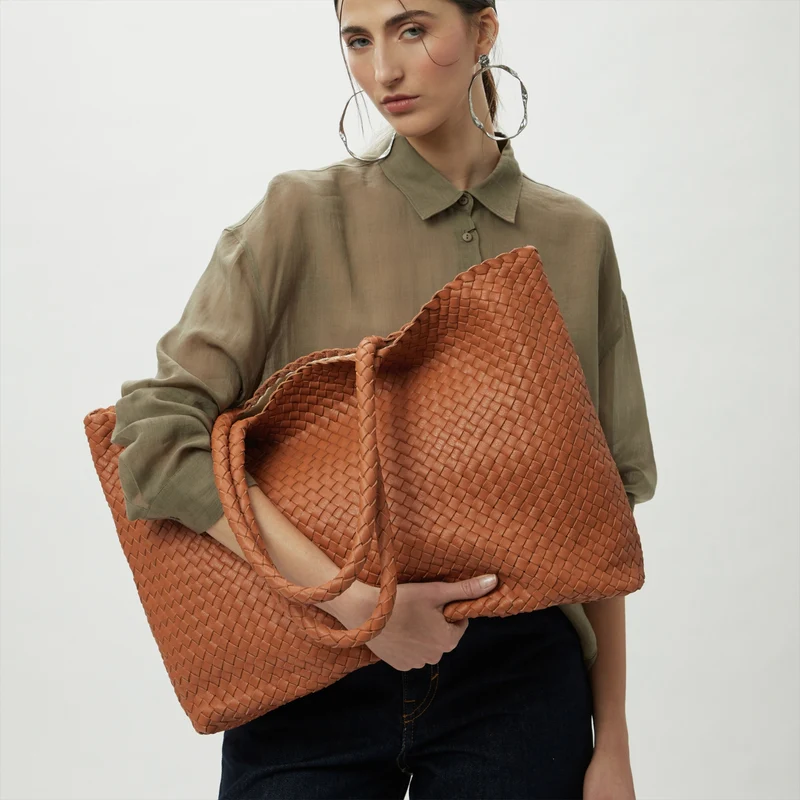 The Travel Elena Woven Handbag - Premium-Leder