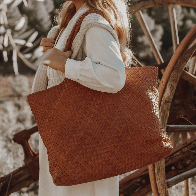 The Travel Elena Woven Handbag - Premium-Leder