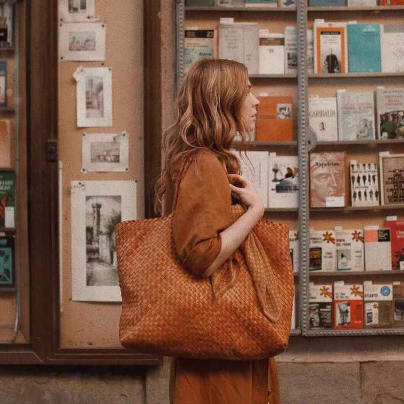 The Travel Elena Woven Handbag - Premium-Leder
