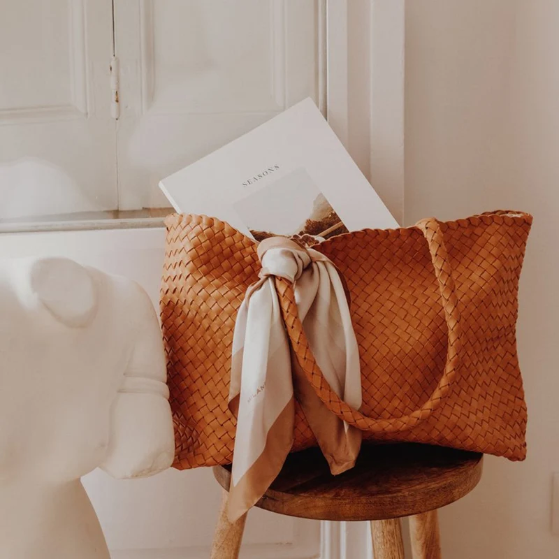 The Classic Elena Woven Handbag - Premium-Leder