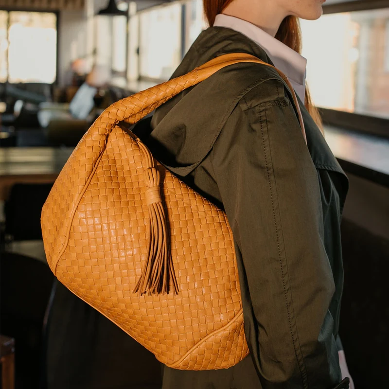 Der Hallie Woven Hobo