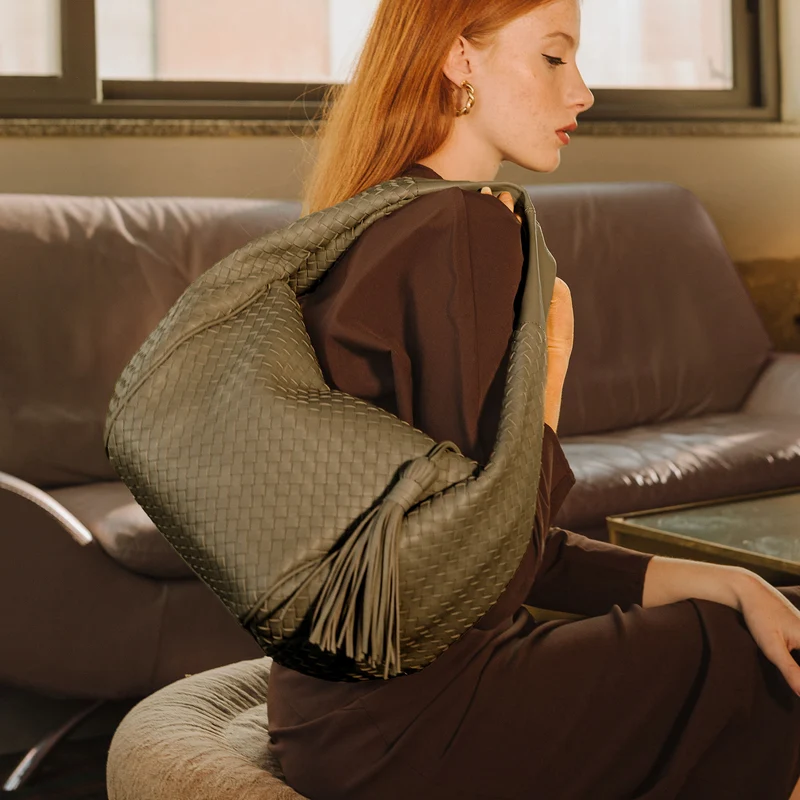 Der Hallie Woven Hobo