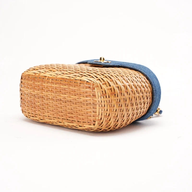 Chanel Vintage Korbtasche aus blauem Denim und Rattan, 1999