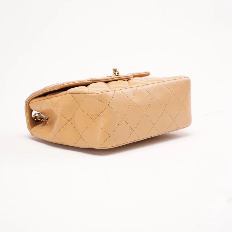 Chanel Mini Square Flap Bag aus kamelbeigem Lammleder mit goldfarbenen Beschlägen, 2006