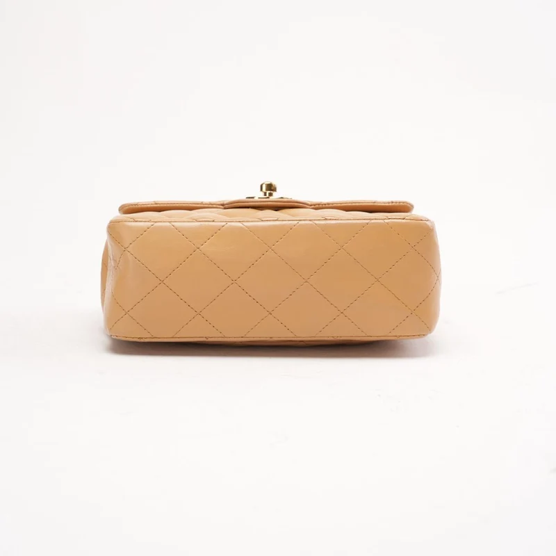 Chanel Mini Square Flap Bag aus kamelbeigem Lammleder mit goldfarbenen Beschlägen, 2006
