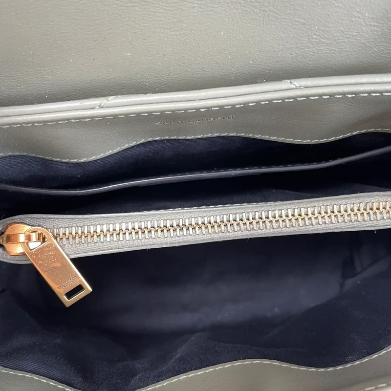 Saint Laurent Loulou Henkeltasche aus hellgrünem Leder, Modell 2022