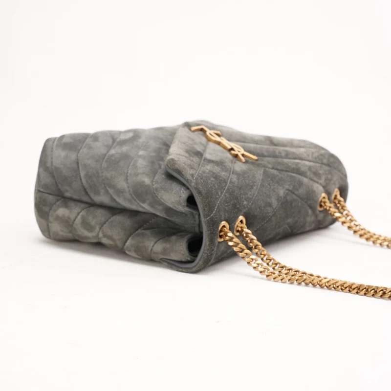 Saint Laurent Kleine LouLou Tasche aus grauem Wildleder 2022