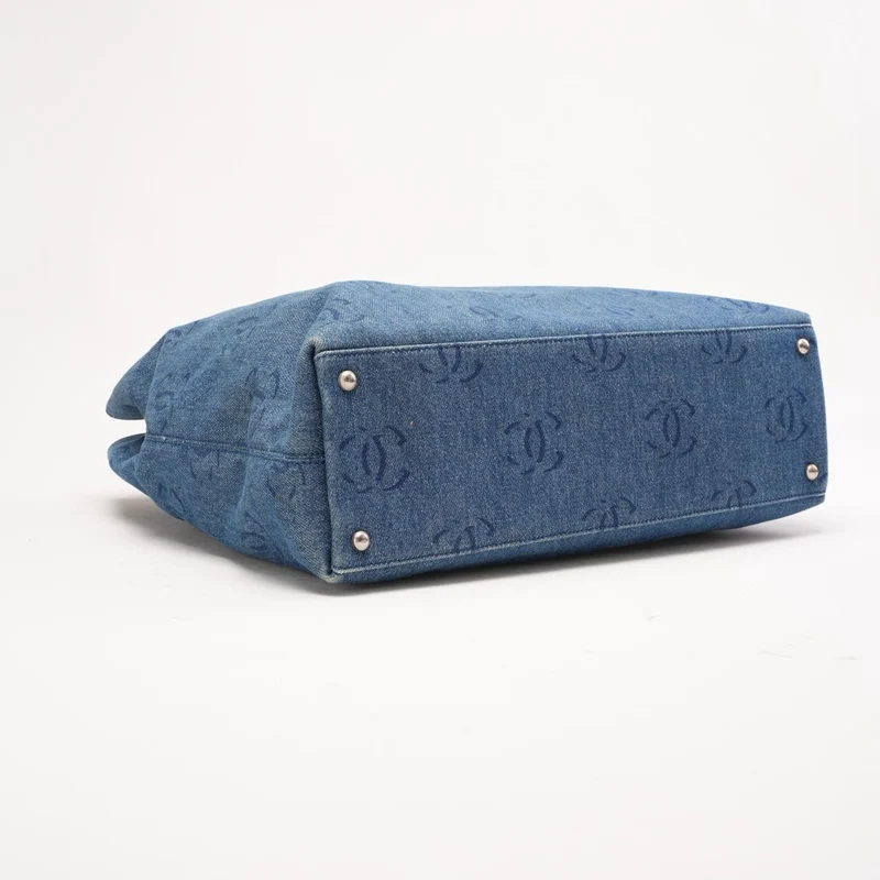 Chanel Vintage Tote Bag aus blauem Denim mit Monogramm, 2003