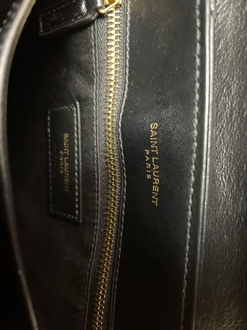 Saint Laurent Schwarze Loulou Toy Crossbody-Tasche aus Leder mit goldener Hardware, Modelljahr 2024
