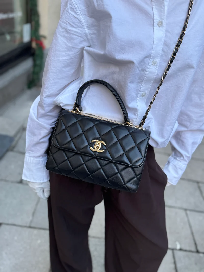 Chanel Schwarze kleine Trendy CC Schultertasche aus Lammleder 2018