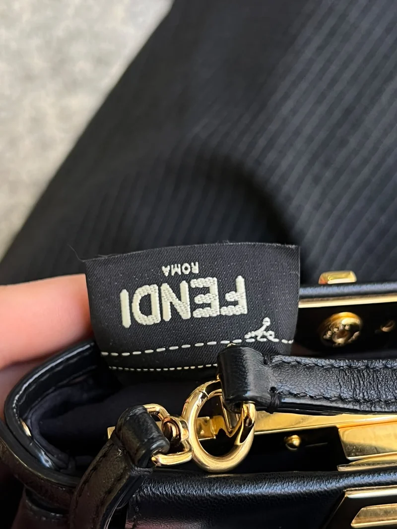 Fendi Schwarze Micro Mini Peekaboo Umhängetasche