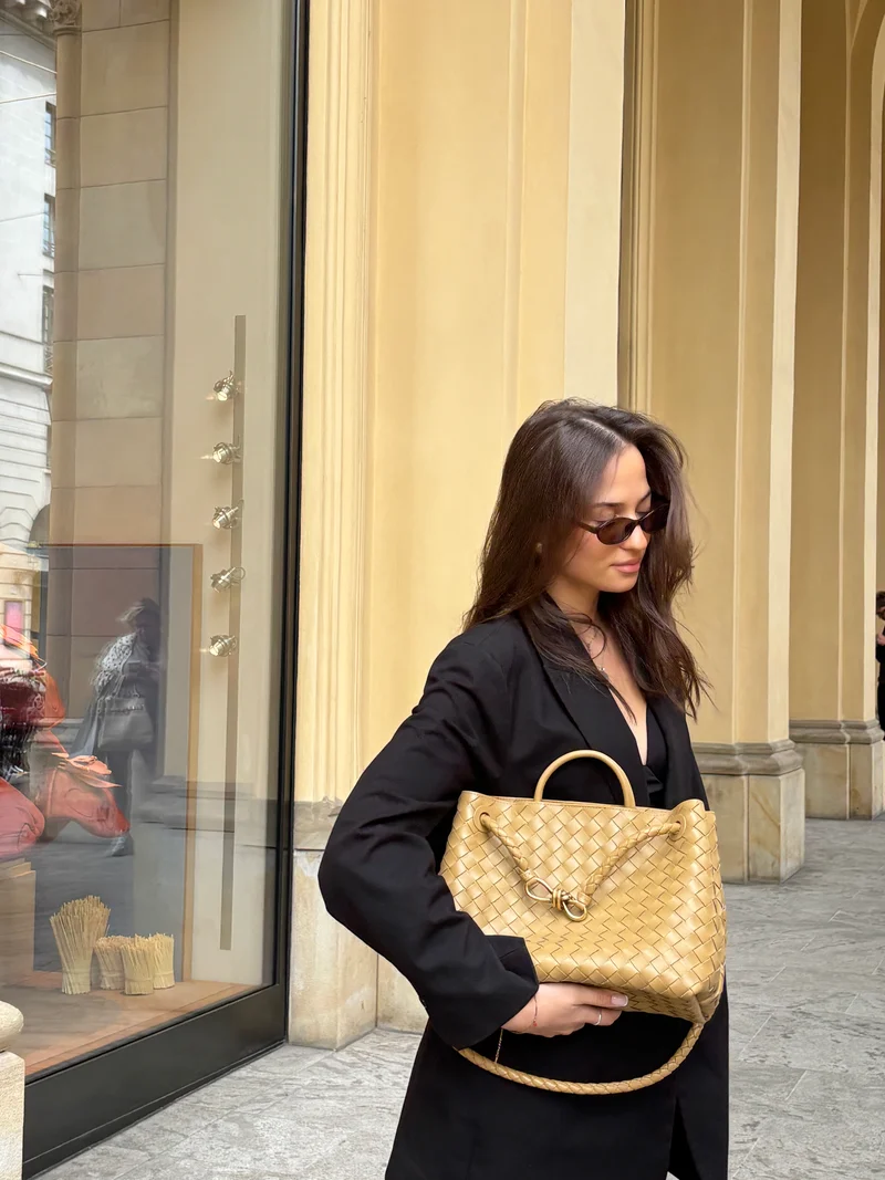 Bottega Veneta Andiamo Intrecciato Mittelgroße dunkelbeige Tasche