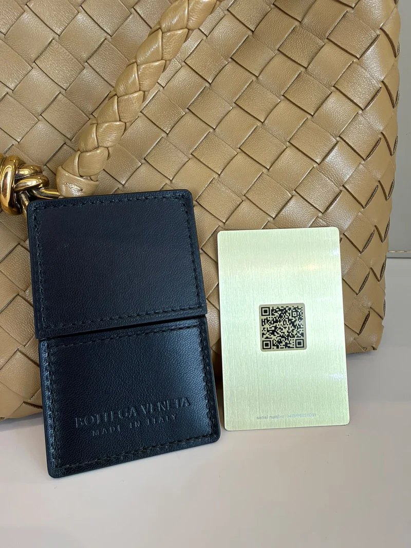 Bottega Veneta Andiamo Intrecciato Mittelgroße dunkelbeige Tasche