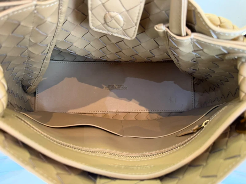 Bottega Veneta Andiamo Intrecciato Mittelgroße dunkelbeige Tasche