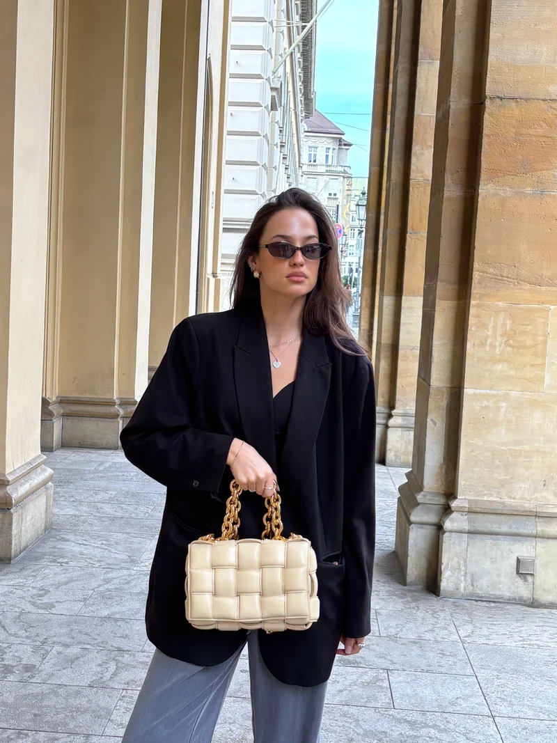 Bottega Veneta Beige Intrecciato gepolsterte Kettenkassettentasche