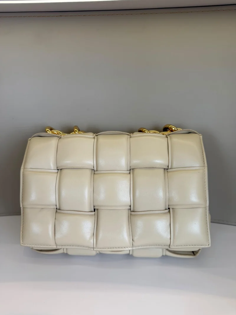 Bottega Veneta Beige Intrecciato gepolsterte Kettenkassettentasche