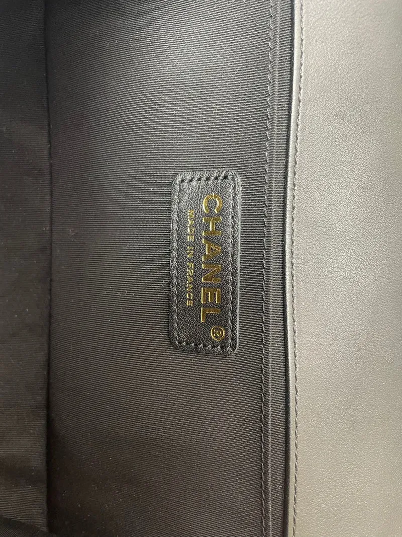 Chanel Schwarze gesteppte Boy Flap Bag aus Lammleder, mittelgroß, 2015