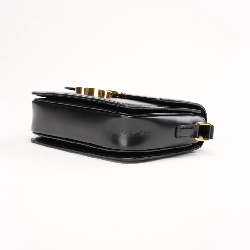 Celine Teen Triumph Schultertasche, schwarz, goldfarbene Beschläge, Modell 2021