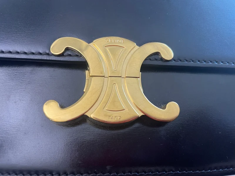 Celine Teen Triumph Schultertasche, schwarz, goldfarbene Beschläge, Modell 2021