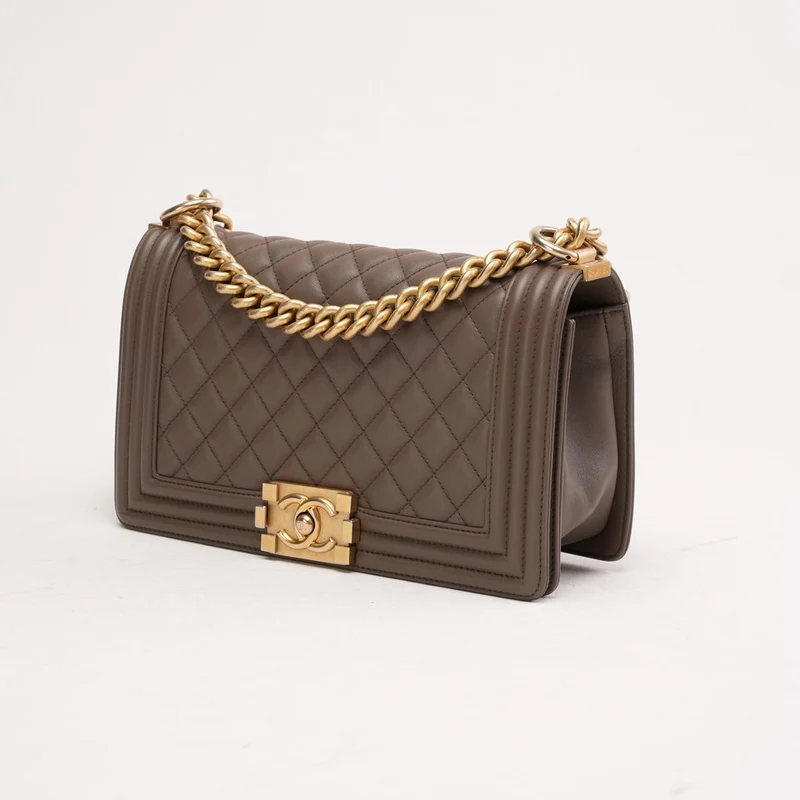 Chanel Medium Boy Flap Bag aus gestepptem Lammleder in Taupe, 2018