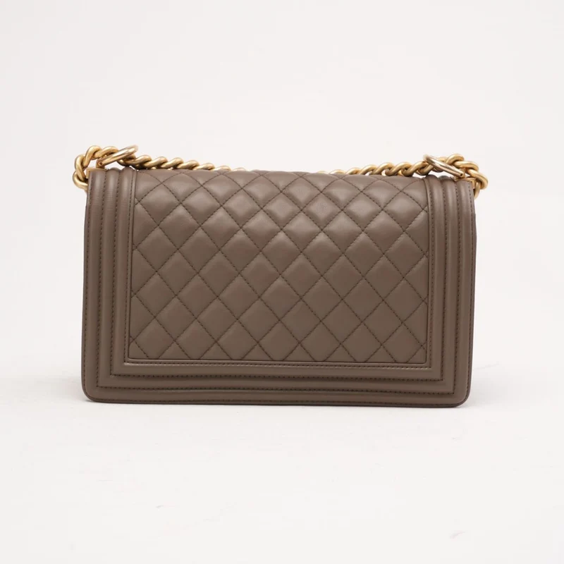Chanel Medium Boy Flap Bag aus gestepptem Lammleder in Taupe, 2018