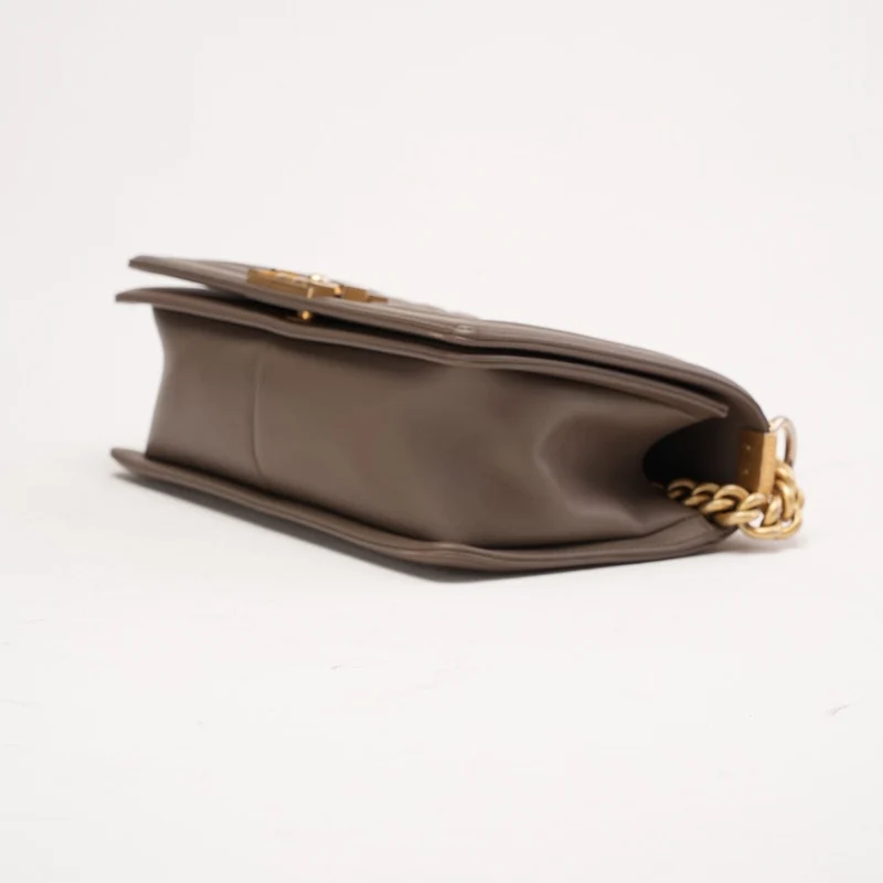 Chanel Medium Boy Flap Bag aus gestepptem Lammleder in Taupe, 2018