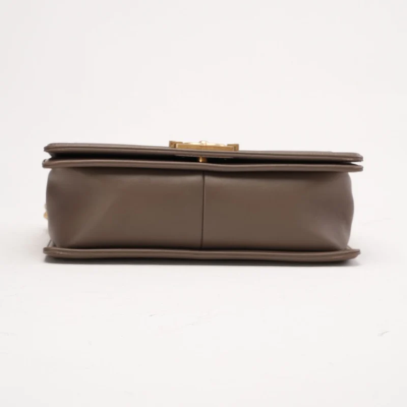Chanel Medium Boy Flap Bag aus gestepptem Lammleder in Taupe, 2018