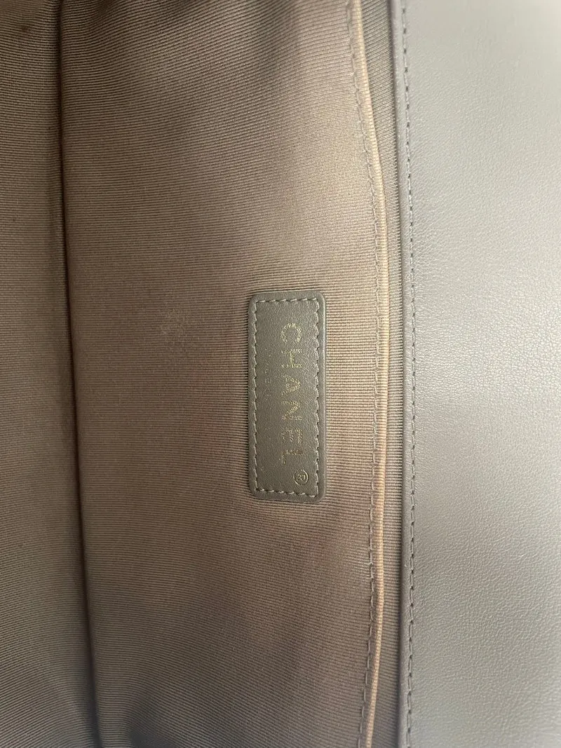 Chanel Medium Boy Flap Bag aus gestepptem Lammleder in Taupe, 2018