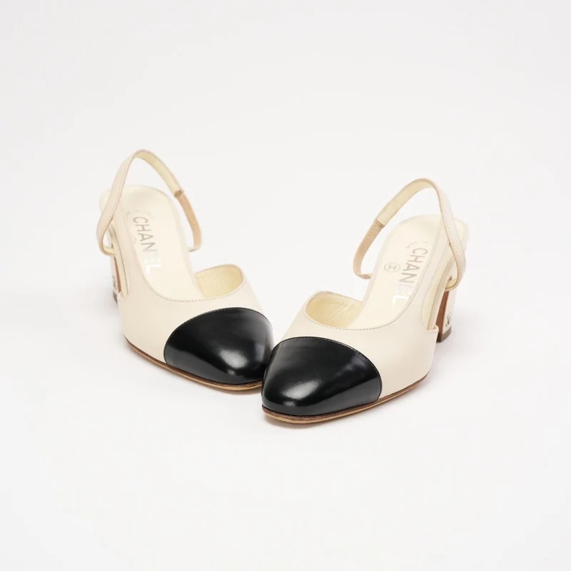 Chanel Slingback-Pumps mit Kappe, weiß/schwarz, Größe 35