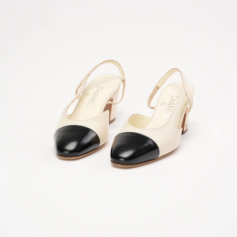 Chanel Slingback-Pumps mit Kappe, weiß/schwarz, Größe 35
