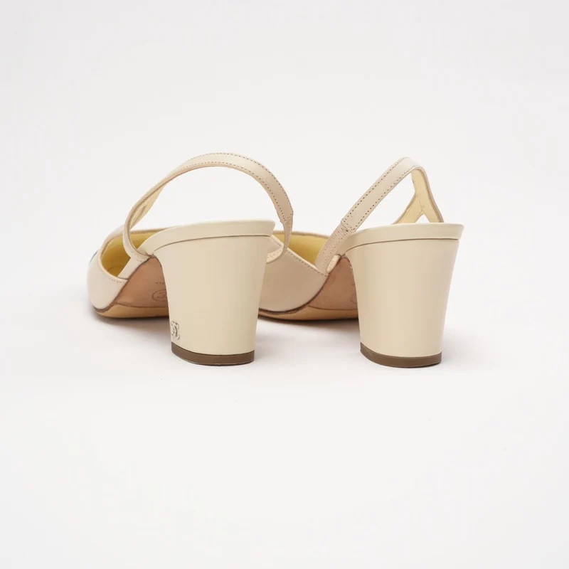 Chanel Slingback-Pumps mit Kappe, weiß/schwarz, Größe 35