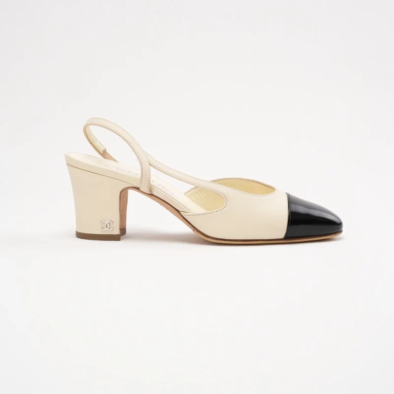 Chanel Slingback-Pumps mit Kappe, weiß/schwarz, Größe 35