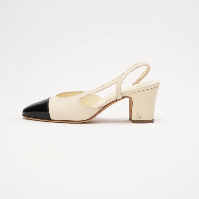 Chanel Slingback-Pumps mit Kappe, weiß/schwarz, Größe 35