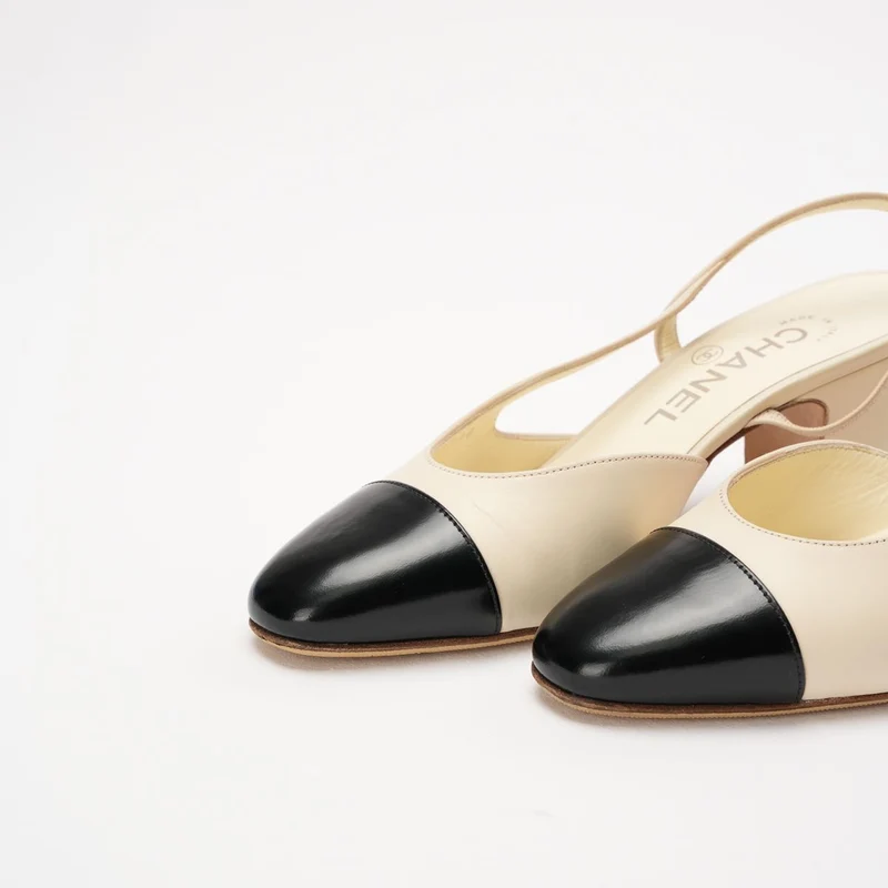 Chanel Slingback-Pumps mit Kappe, weiß/schwarz, Größe 35