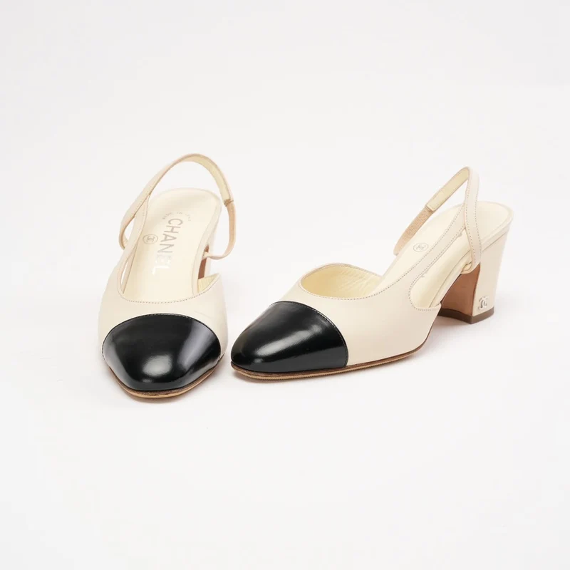 Chanel Slingback-Pumps mit Kappe, weiß/schwarz, Größe 35