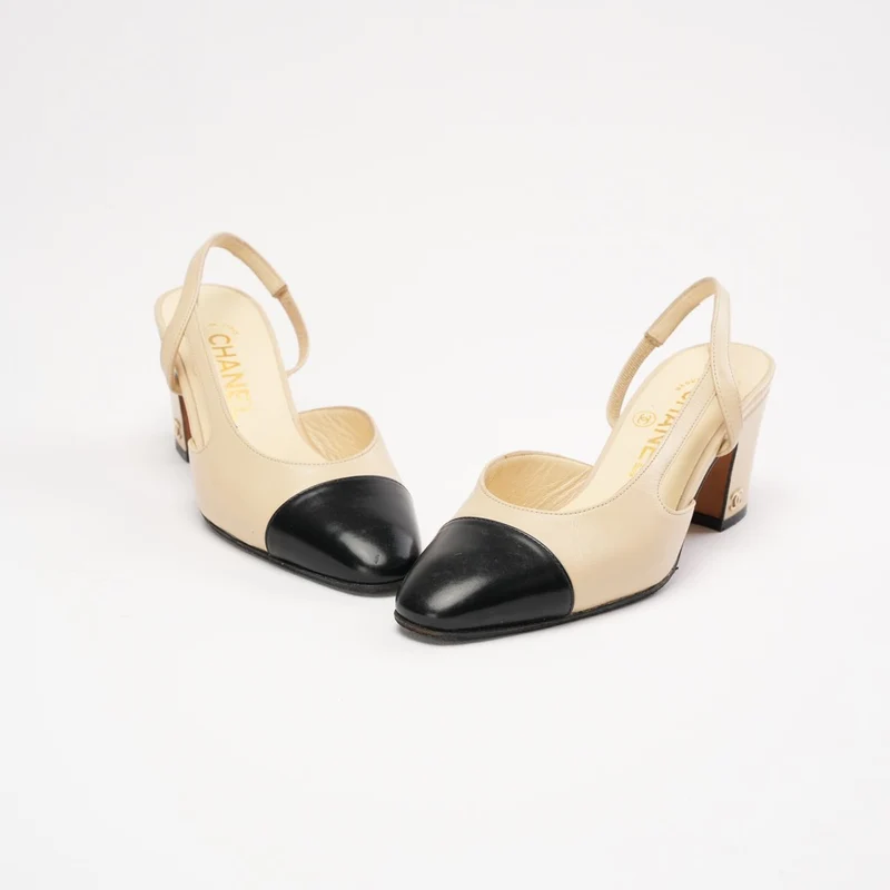 Chanel Beige/Schwarze Slingback-Pumps mit Kappe und CC-Logo, Größe 34
