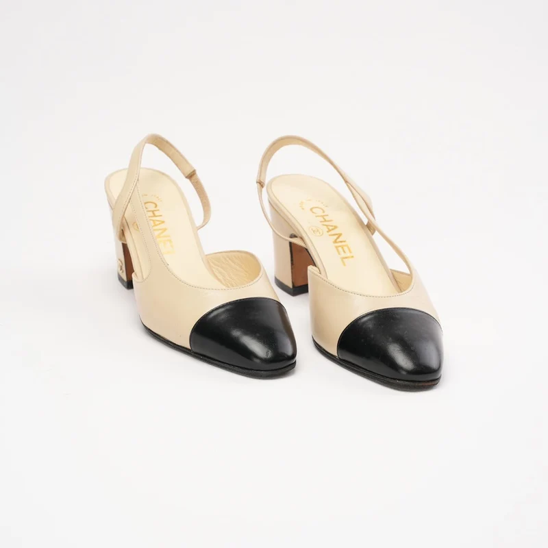 Chanel Beige/Schwarze Slingback-Pumps mit Kappe und CC-Logo, Größe 34