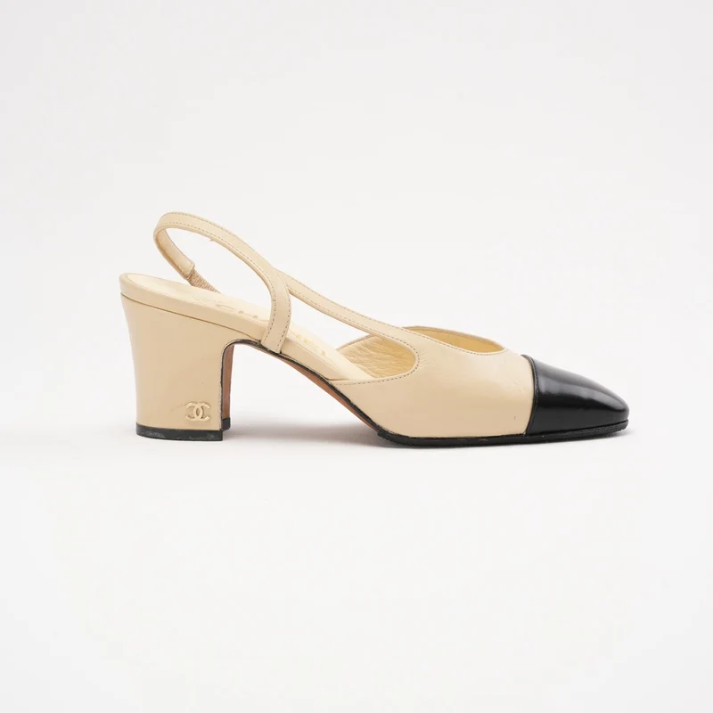 Chanel Beige/Schwarze Slingback-Pumps mit Kappe und CC-Logo, Größe 34