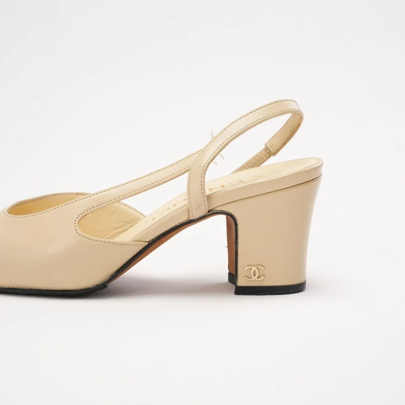 Chanel Beige/Schwarze Slingback-Pumps mit Kappe und CC-Logo, Größe 34