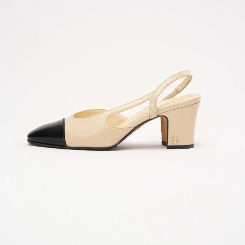 Chanel Beige/Schwarze Slingback-Pumps mit Kappe und CC-Logo, Größe 34