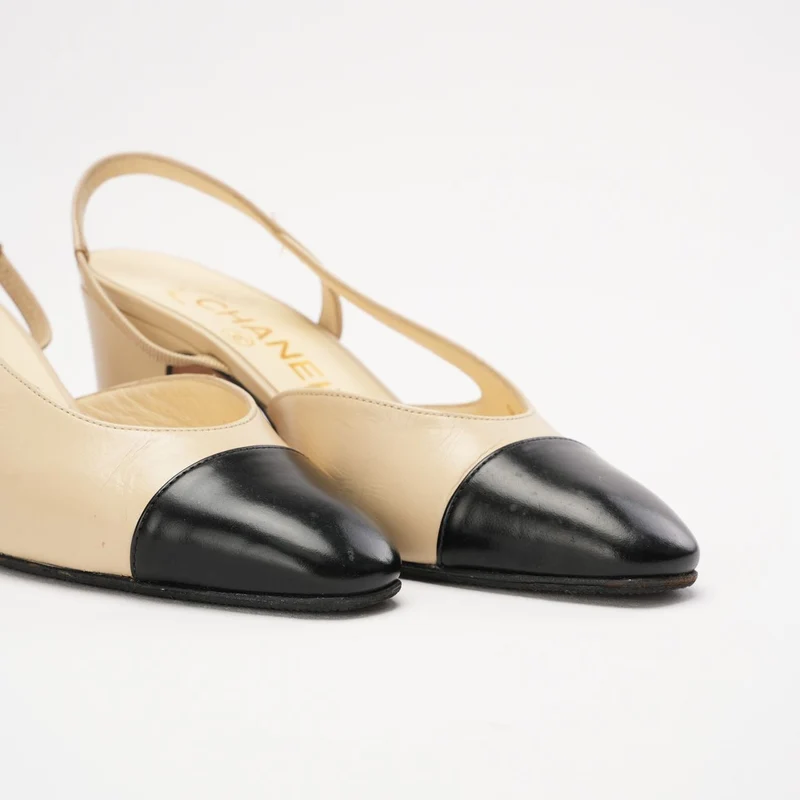 Chanel Beige/Schwarze Slingback-Pumps mit Kappe und CC-Logo, Größe 34