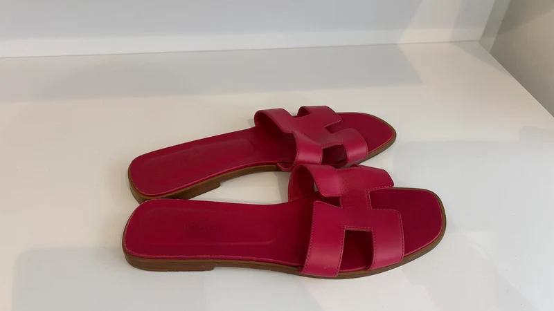 Hermès Oran Sandalen in leuchtendem Rosé-Magenta, Größe 41