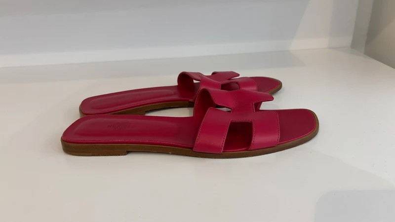 Hermès Oran Sandalen in leuchtendem Rosé-Magenta, Größe 41