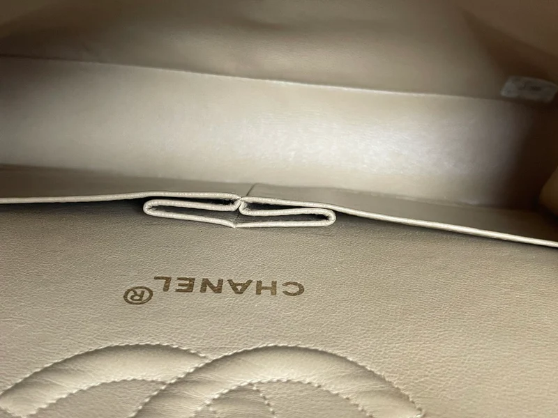 Chanel Vintage Medium Classic Double Flap Bag aus Lammleder, Beige, 1996