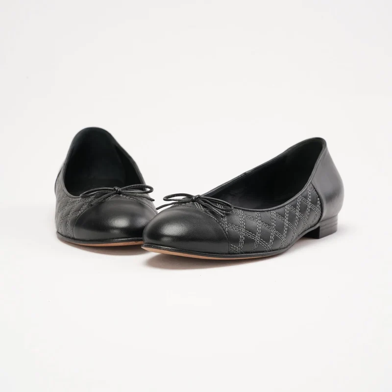 Chanel Ballerinas aus schwarzem Leder mit CC-Logo, Größe 38.5