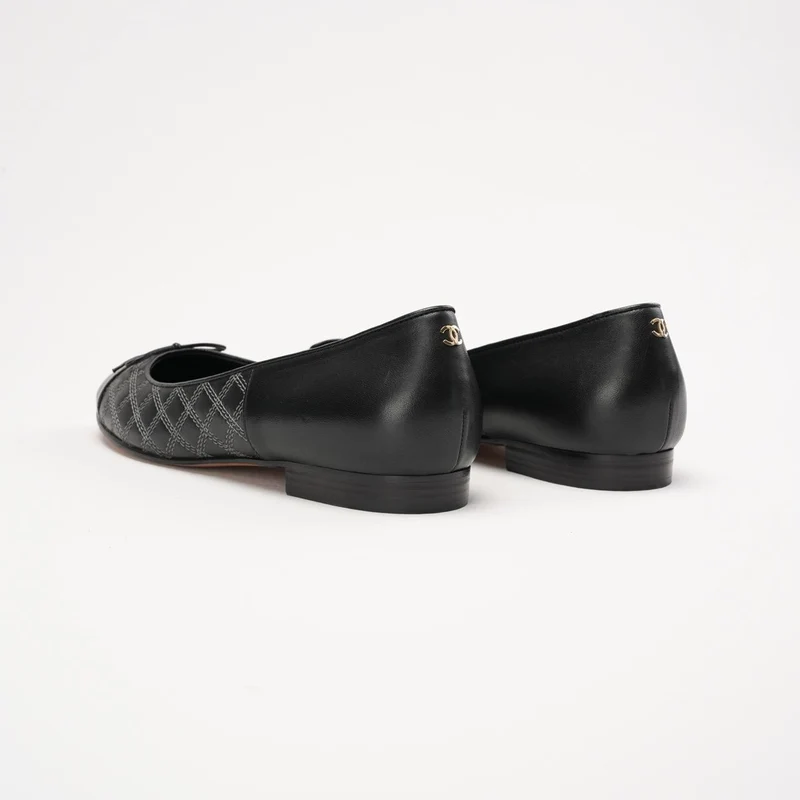 Chanel Ballerinas aus schwarzem Leder mit CC-Logo, Größe 38.5