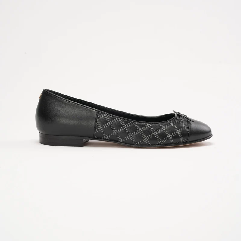 Chanel Ballerinas aus schwarzem Leder mit CC-Logo, Größe 38.5