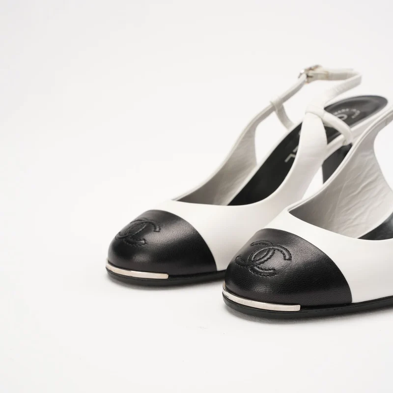 Chanel Slingback-Pumps aus weißem und schwarzem Leder, Größe 38.5