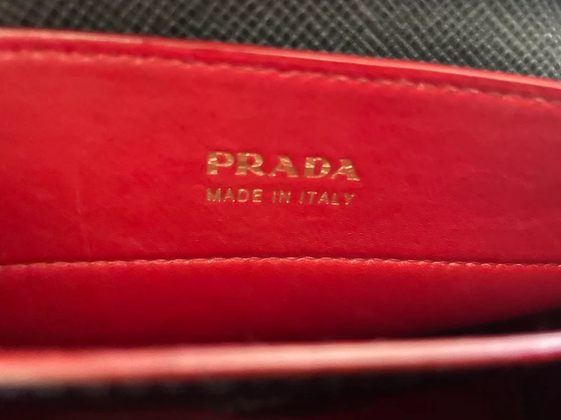 Prada Saffiano Leder Schwarz/Rot Große Doppeltasche Goldbeschläge